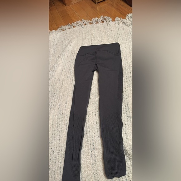 Grey Lululemon Reveal 7/8 Tight Size Small - Picture 4 of 10